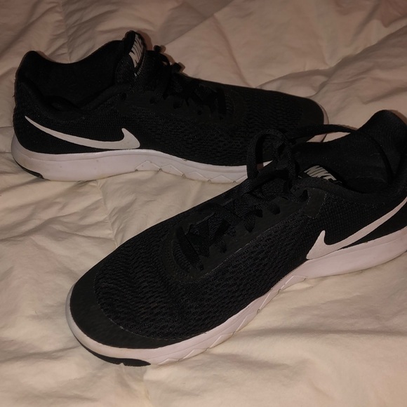 simple black nike shoes